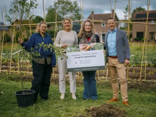 Vier mensen van Sociale Voedseltuinen Nederland met een cheque van 5000 euro in handen